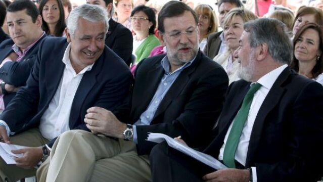El líder del PP, Mariano Rajoy , junto al cabeza de lista de su partido a las elecciones europeas, Jaime Mayor Oreja (dcha), y el presidente de los populares andaluces, Javier