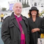 John Broadhurst, aún vestido de obispo anglicano, con su esposa Judy, junto al escenario de la beatificación de J. H. Newman hace tres meses