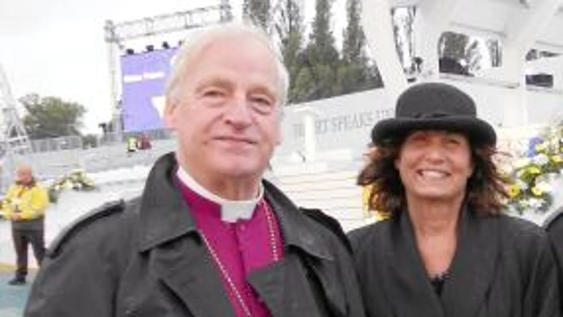 John Broadhurst, aún vestido de obispo anglicano, con su esposa Judy, junto al escenario de la beatificación de J. H. Newman hace tres meses