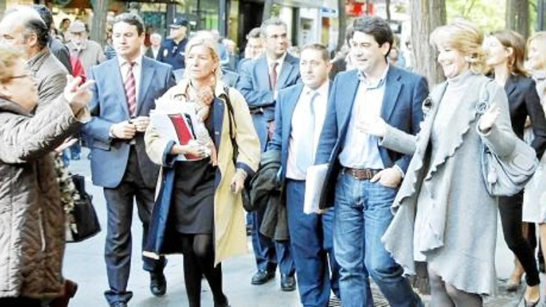 Esperanza Aguirre nombró candidato a David Pérez (a su izda.), ayer durante una visita a Alcorcón