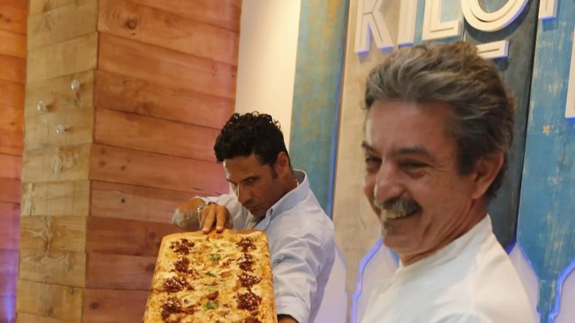 Jesús Marquina con el torero Oscar Higares en la presentación de la «Pizza Matador» en el restaurante «Kilómetros de Pizza»