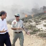 Camps se traslada a Ontinyent para seguir «in situ» las labores de extinción