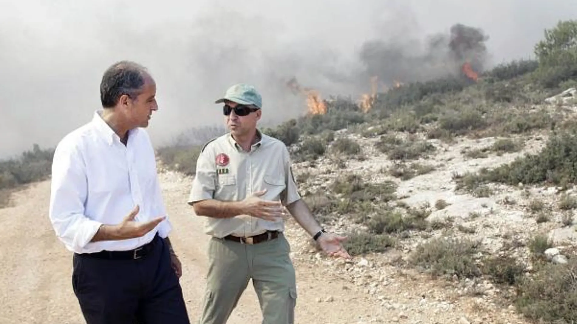 Camps se traslada a Ontinyent para seguir «in situ» las labores de extinción