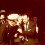 Momento de la detención de Oswald en el edificio de Dallas desde donde disparó a Kennedy. Abajo, el ataúd donde fue enterrado
