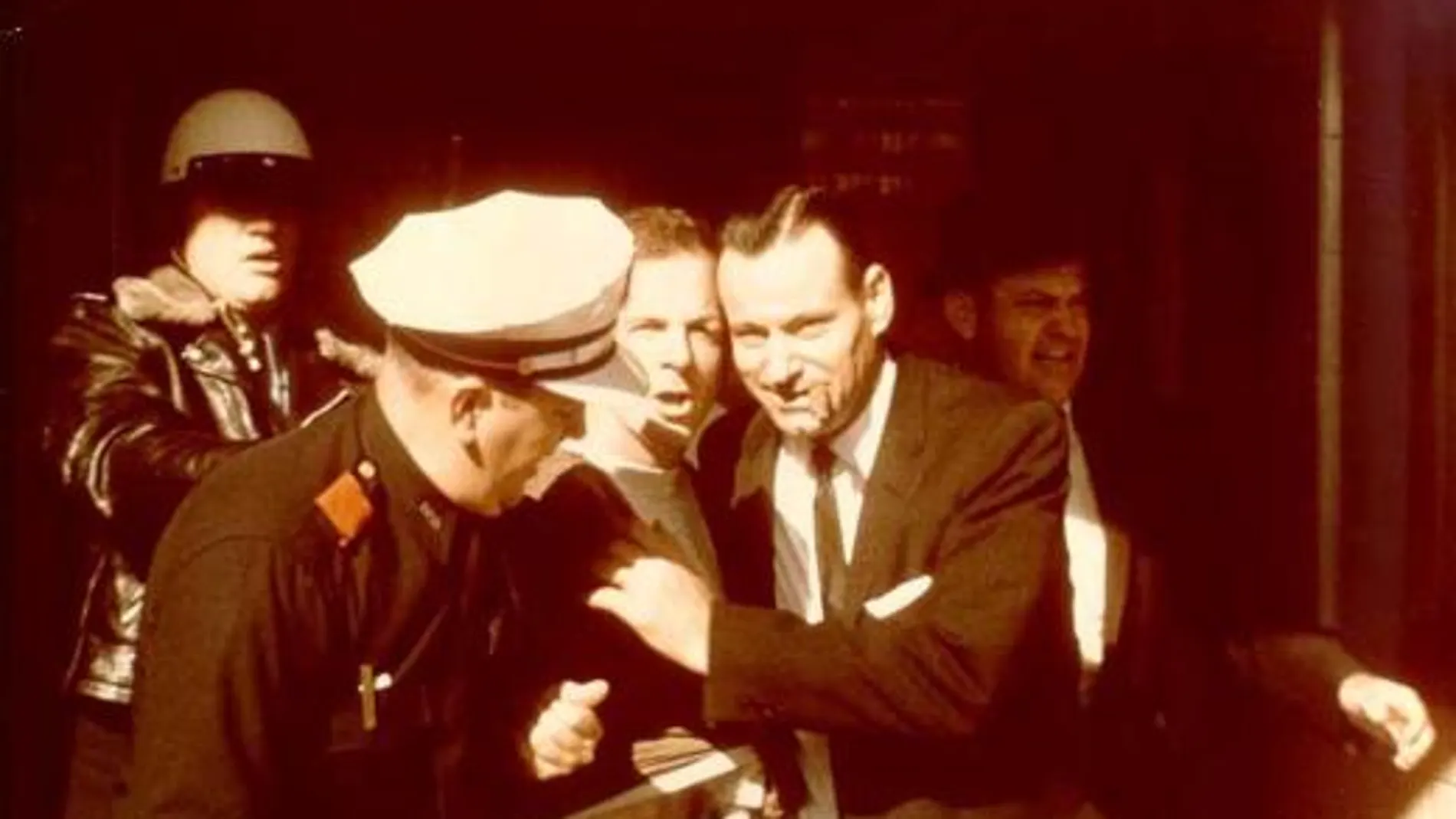 Momento de la detención de Oswald en el edificio de Dallas desde donde disparó a Kennedy. Abajo, el ataúd donde fue enterrado