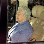 La Reina Isabel II sale de Kensington tras conocer a su nieta