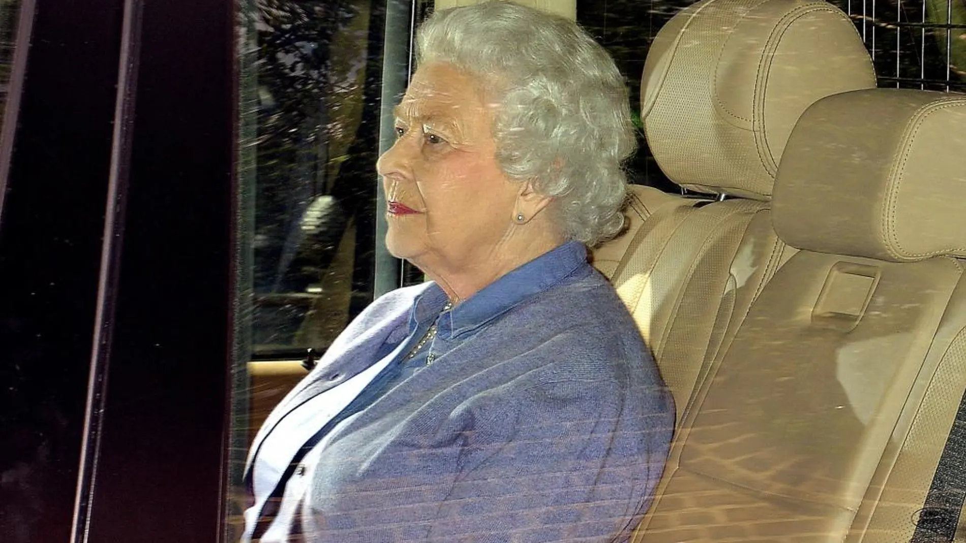 La Reina Isabel II sale de Kensington tras conocer a su nieta