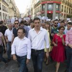Pedro Sánchez durante el paseo que ha realizado por el centro histórico de Málaga, donde ha coincidido con una protesta que prejubilados de la empresa textil Hitemasa.