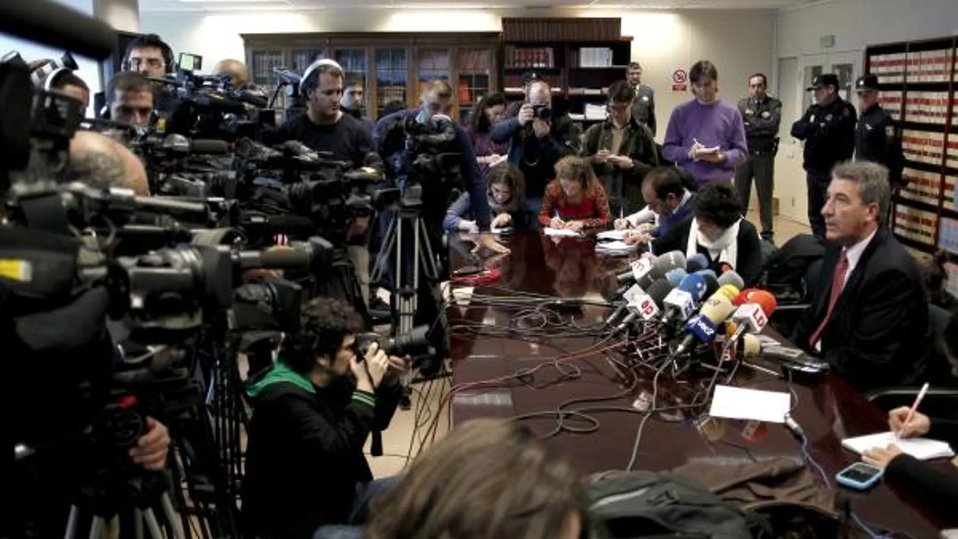 El fiscal jefe de la Audiencia madrileña, Eduardo Esteban (d) ha explicado que los 26 controladores citados para hoy, mañana y el próximo lunes, fueron identificados por la Policía el viernes pasado por haber abandonado su lugar de trabajo y reunirse en e
