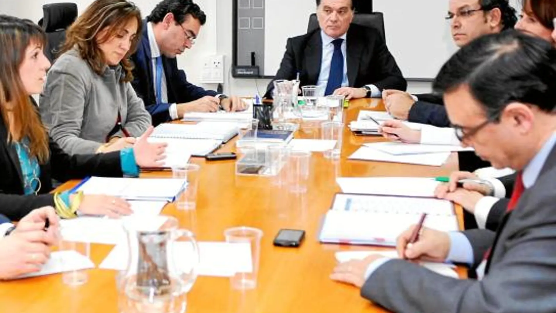 El vicepresidente económico de la Junta, Tomás Villanueva, en una reciente reunión con empresarios