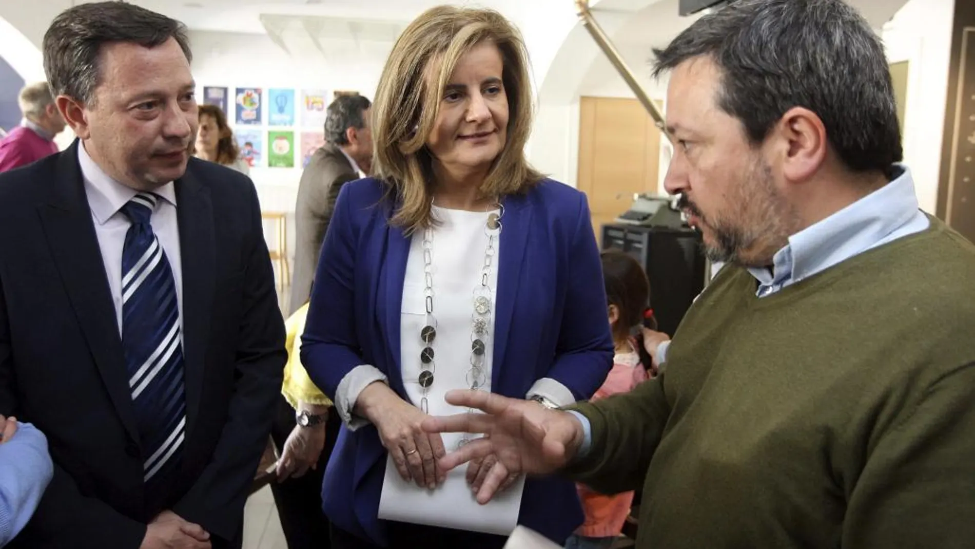 La ministra de Empleo, Fatima Bañez (c), acompañada del candidato del PP a la Alcaldía, Adolfo Sainz (i).