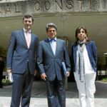 Federico Trillo acudió ayer al Tribunal Constitucional acompañado por los diputados del PP Sandra Moneo y Santiago Cervera