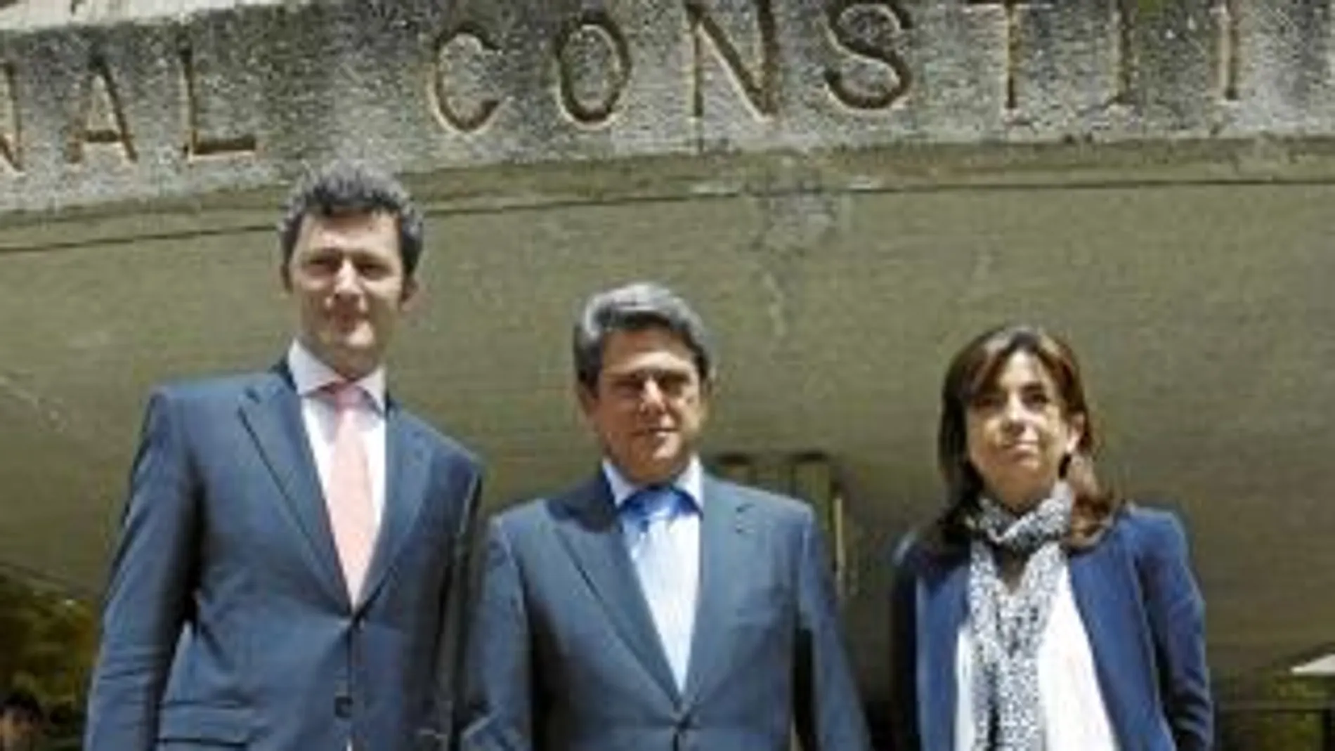Federico Trillo acudió ayer al Tribunal Constitucional acompañado por los diputados del PP Sandra Moneo y Santiago Cervera