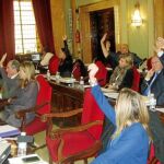 Momento de la votación de ayer, en el Pleno del Ayuntamiento de Murcia