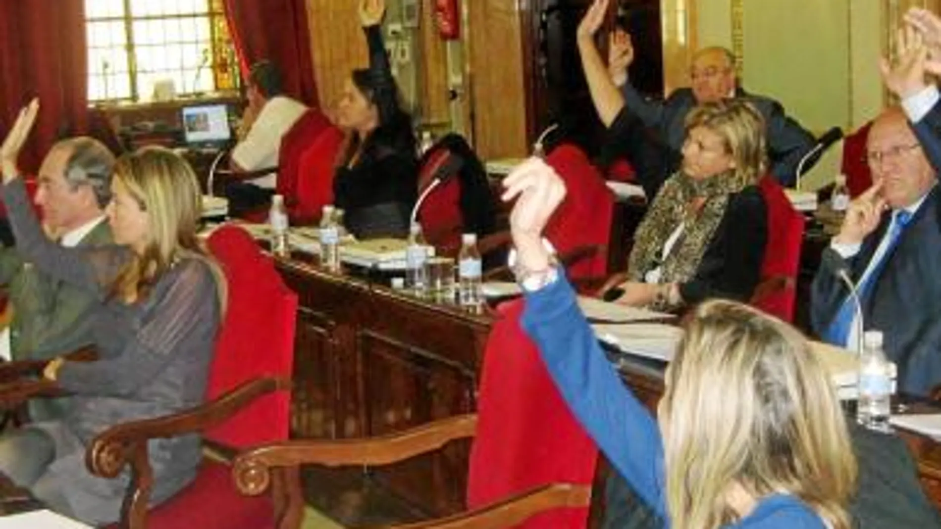 Momento de la votación de ayer, en el Pleno del Ayuntamiento de Murcia