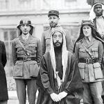 En el centro, Faisal I de Irak y, a su espalda, con uniforme, Lawrence de Arabia