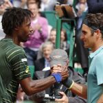 Gael Monfils y Roger Federer estrechan sus manos tras el partido