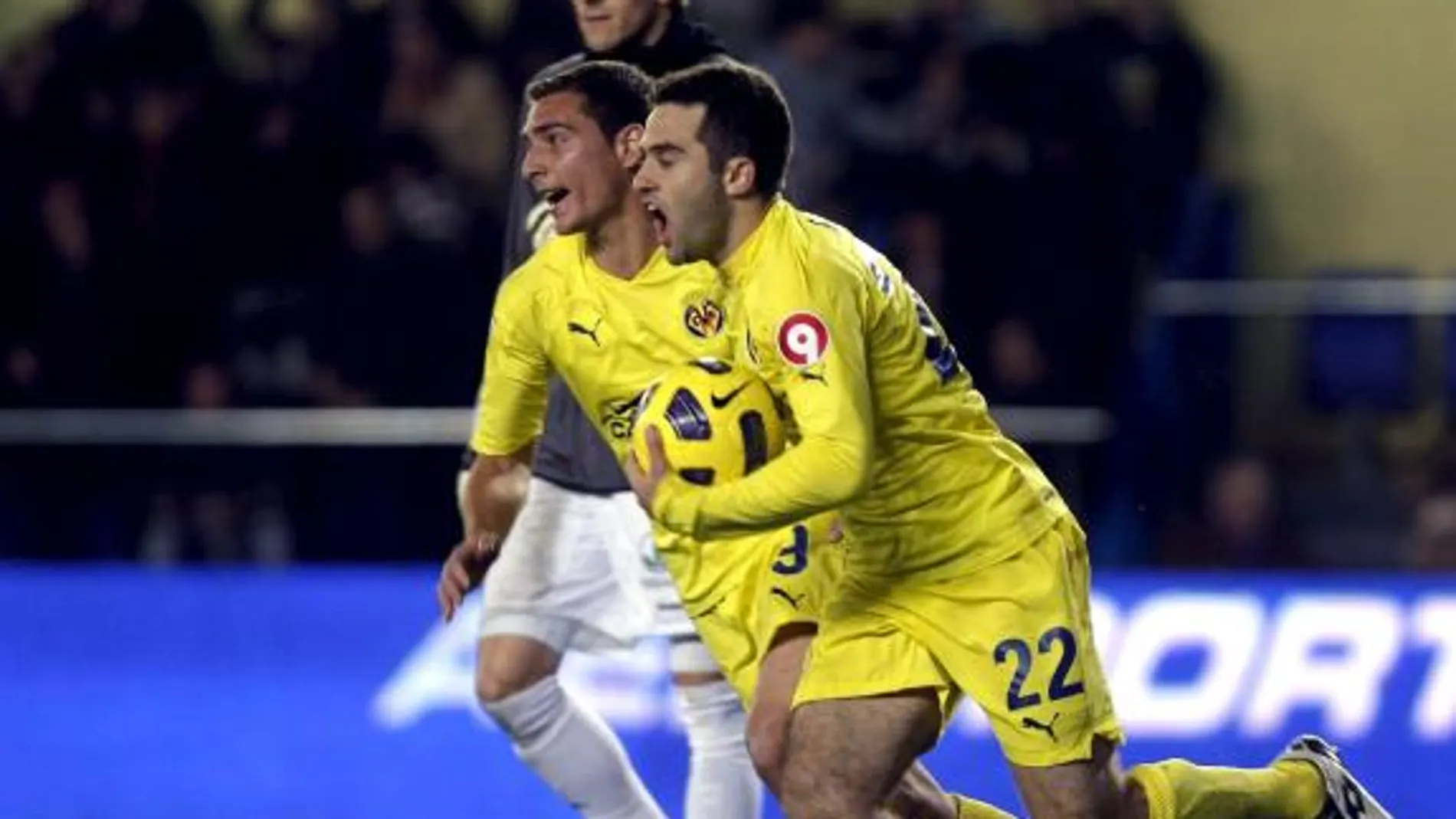 El delantero italiano del Villarreal, Giuseppe Rossi (d), celebra el segundo gol del equipo amarillo