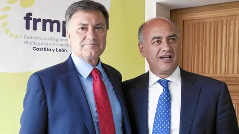 El nuevo presidente de la FRMP, Francisco Vázquez, junto a su antecesor en el cargo y alcalde en funciones de Ávila, Miguel Ángel García Nieto, antes de celebrar la Comisión Ejecutivo de la Federación en la capital abulense