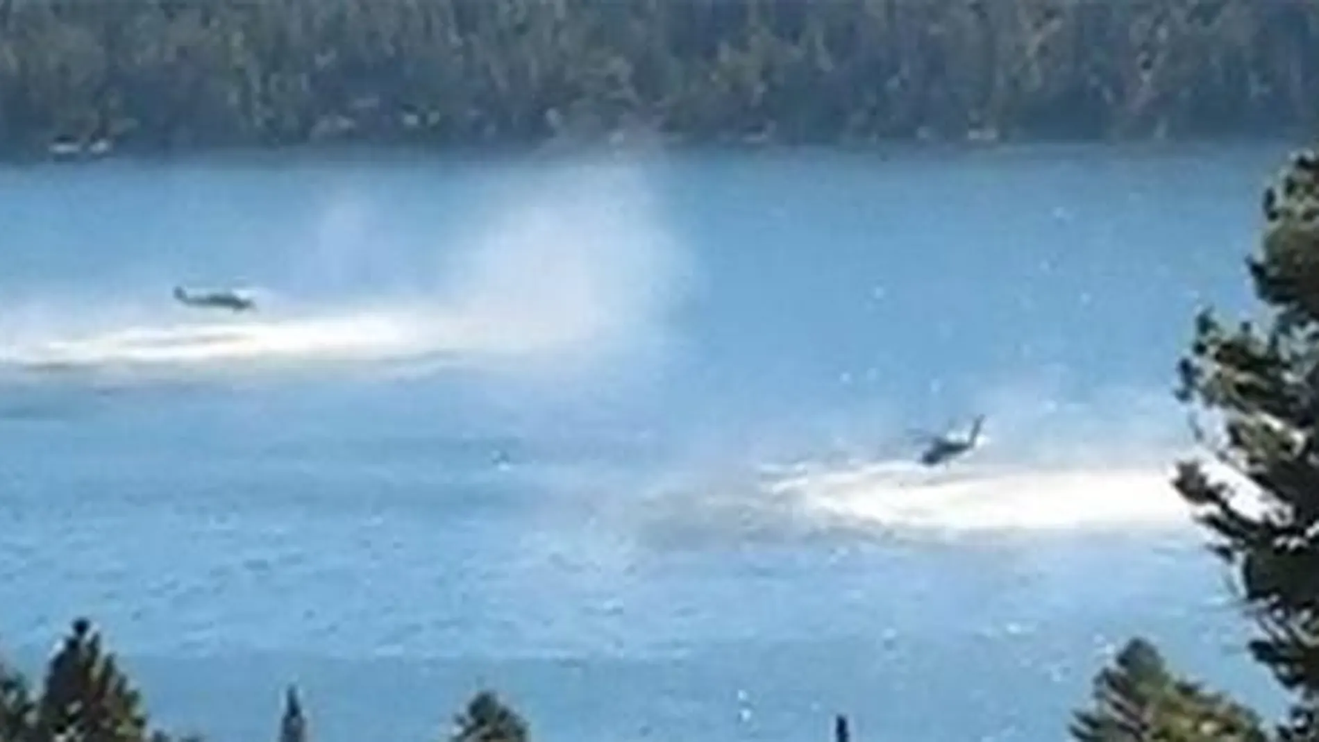 Los dos helicópteros sobrevuelan el lago Tahoe, entre California y Nevada. Uno de ellos llega a impactar en el agua