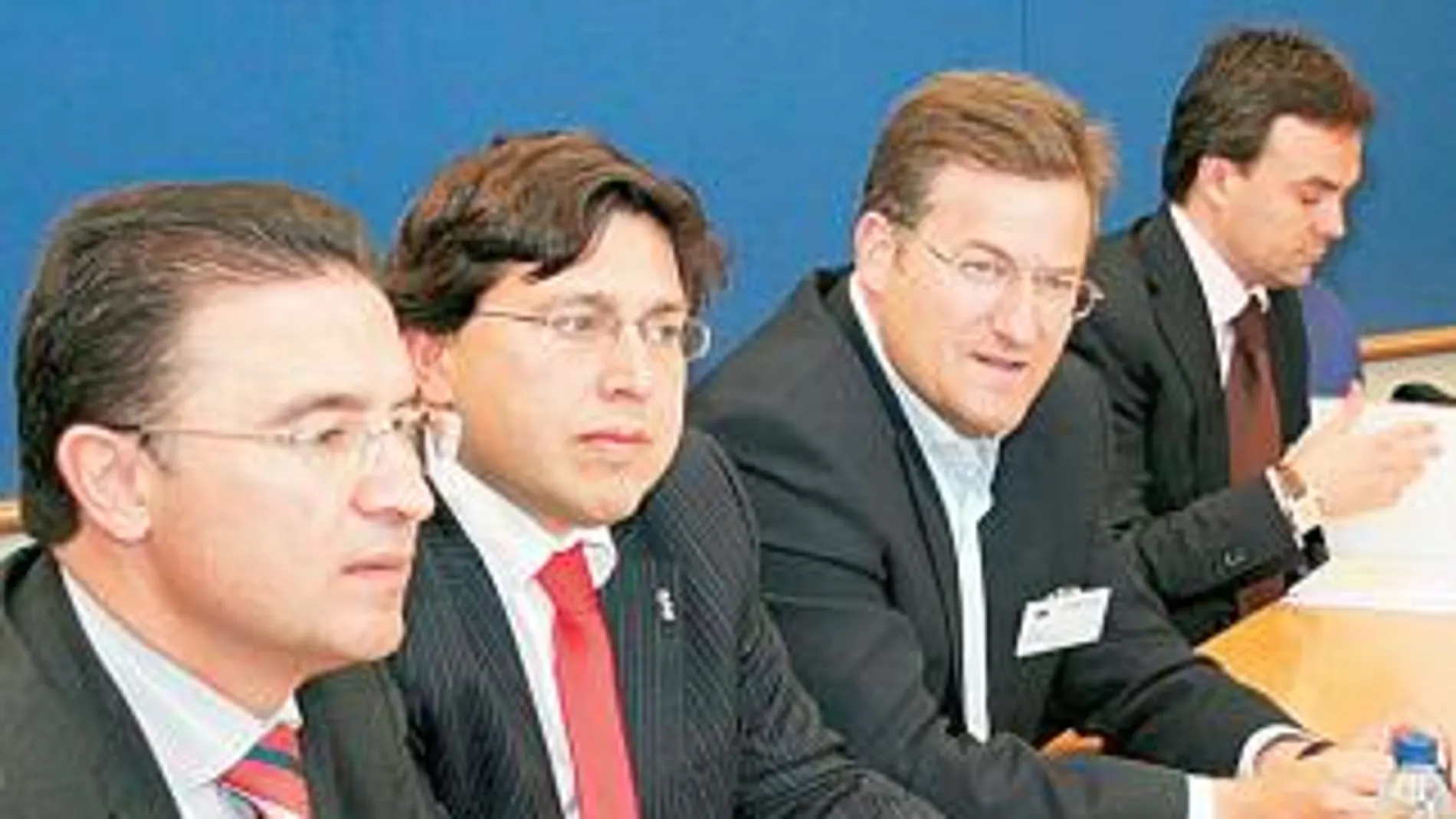 Castellano defiende en Bruselas el uso festivo de la pólvora