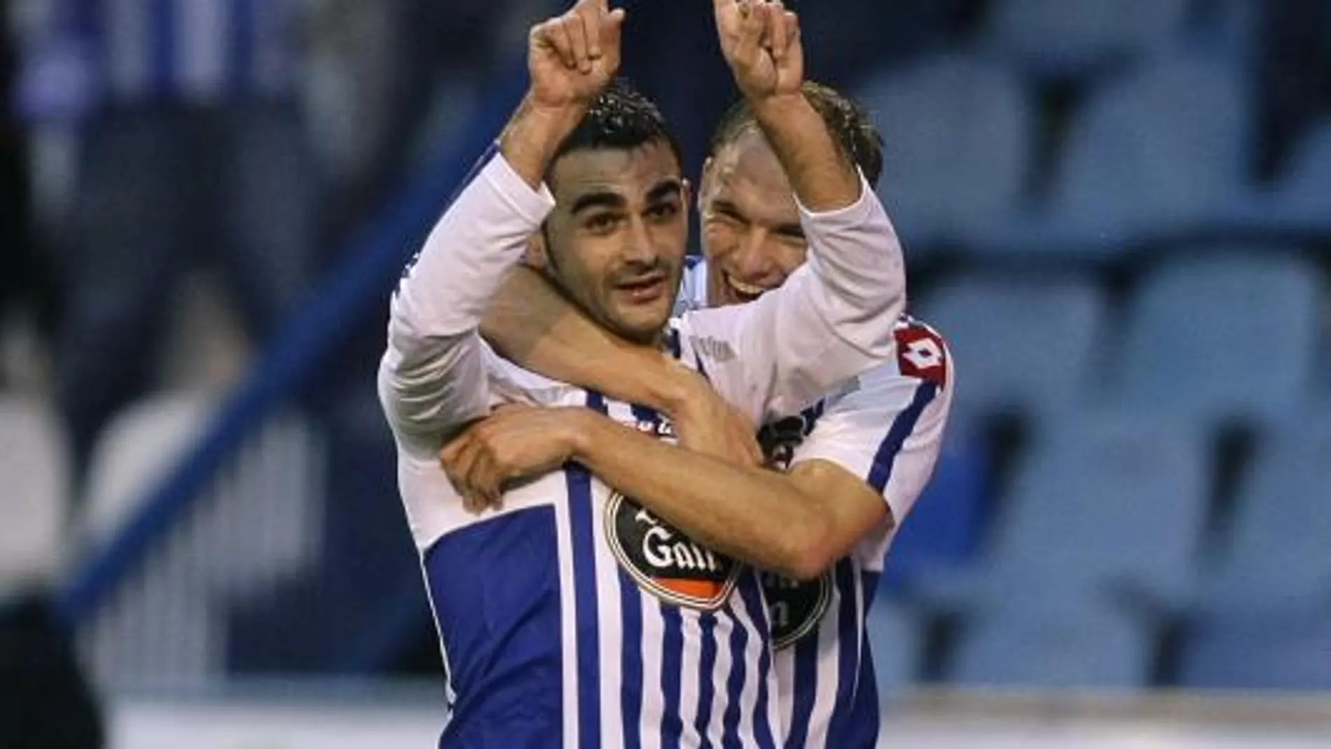 Adrián López celebra su gol ante el Málaga