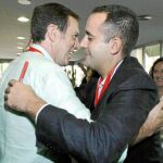 Jorge Alarte y su predecesor, Joan Ignasi Pla, se abrazaron