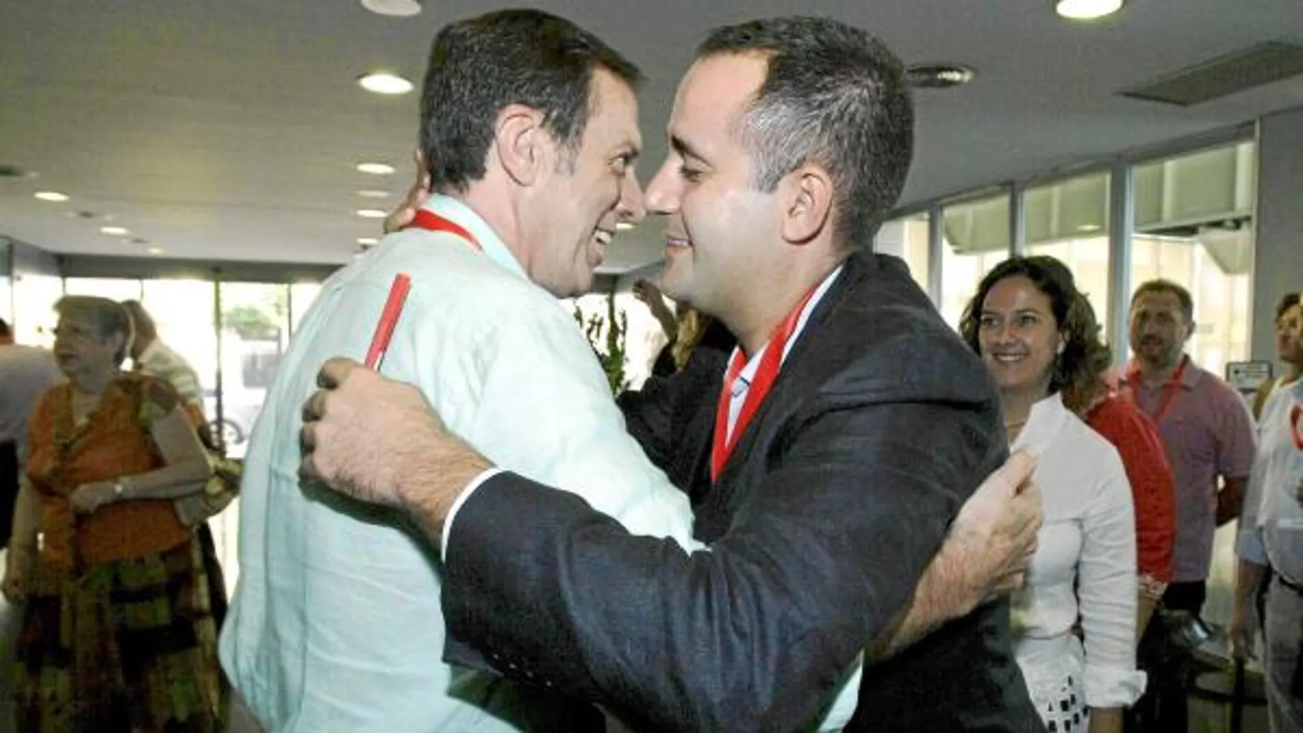Jorge Alarte y su predecesor, Joan Ignasi Pla, se abrazaron
