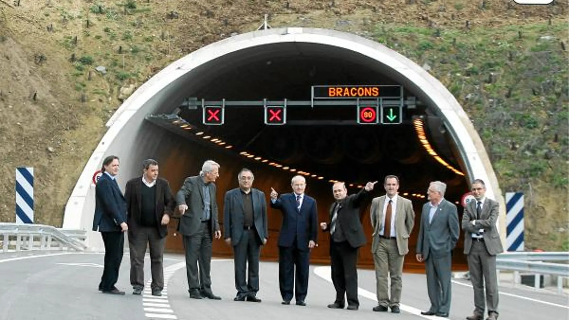 Imagen de la inauguración del túnel con el president Montilla, el conseller Nadal y varios alcaldes locales