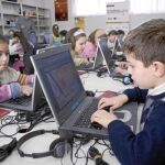 Un grupo de escolares de un colegio de Valladolid trabajan con ordenadores portátiles