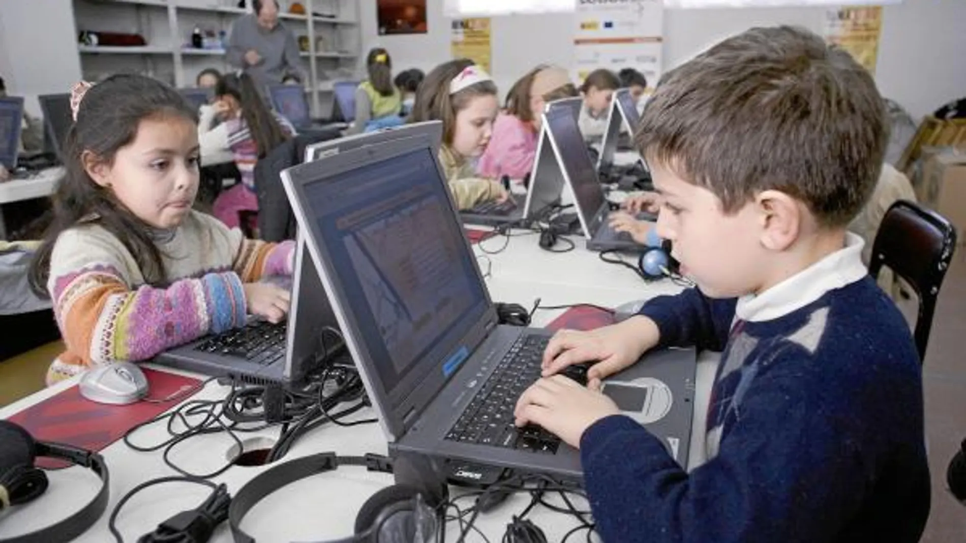 Un grupo de escolares de un colegio de Valladolid trabajan con ordenadores portátiles
