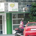 Una pareja fue a primera hora a una clínica madrileña, donde les informaron sobre los nuevos trámites, aplicados desde el día de ayer, para abortar