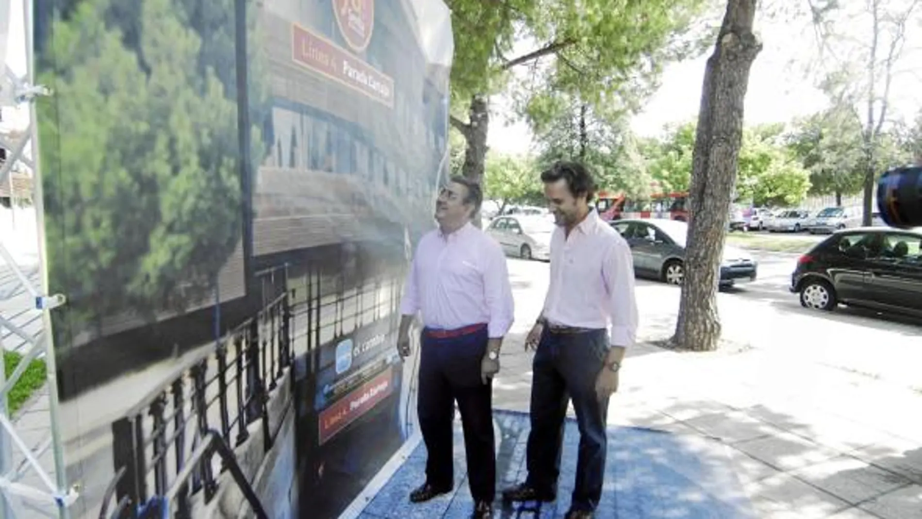 Juan Ignacio Zoido y el concejal José Miguel Luque posan ante una recreación de la parada de la Cartuja