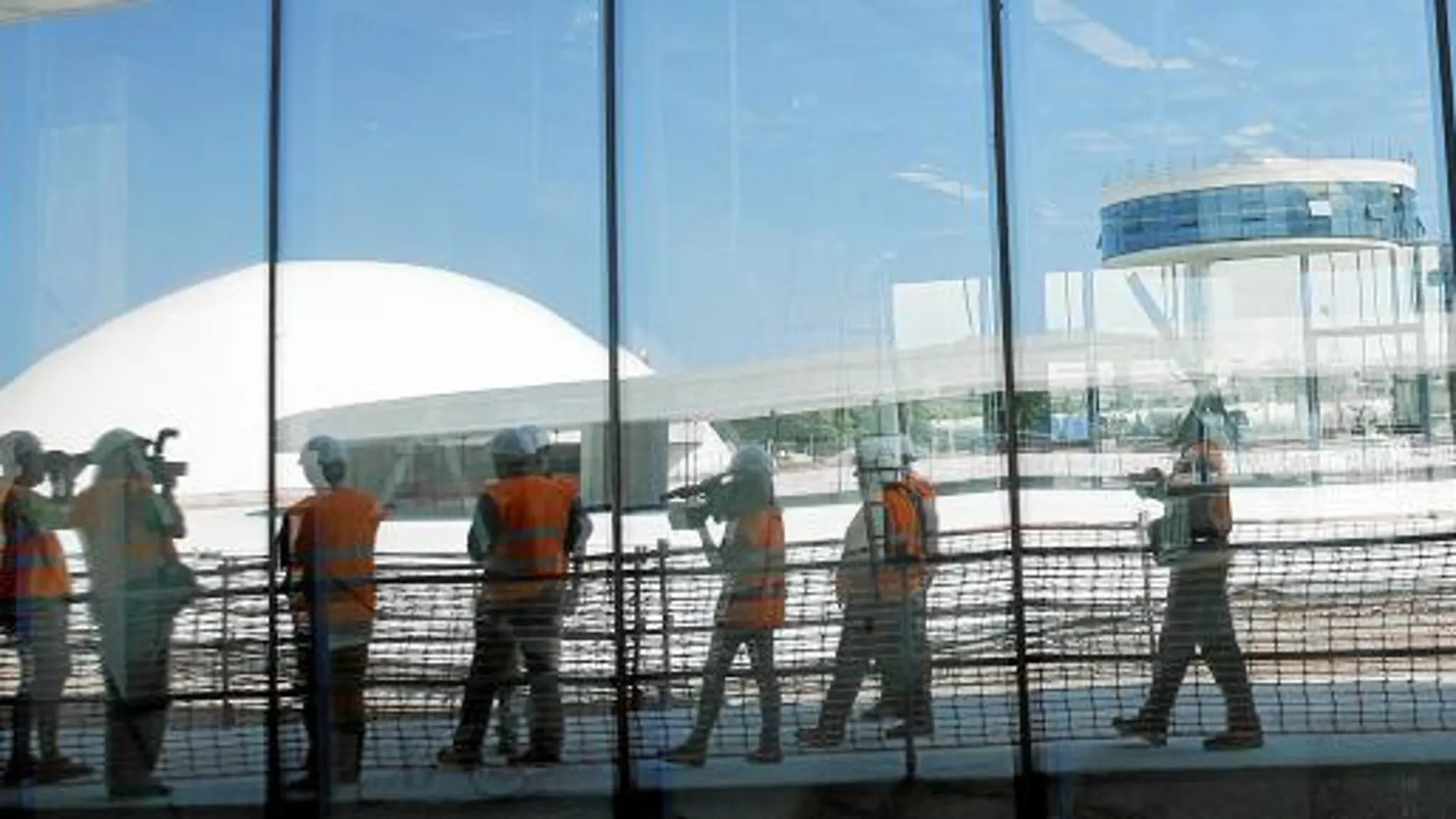 Un grupo de periodistas visita el Centro Niemeyer