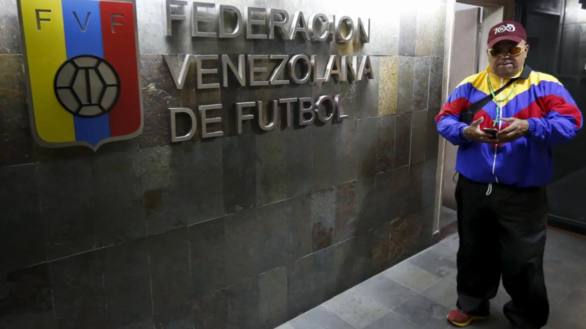 La policía irrumpe en la sede de la Federación Venezolana tras el escándalo de la FIFA