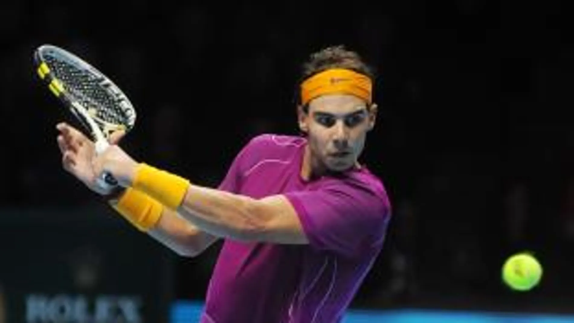 El tenista español Rafael Nadal responde una bola ante el estadounidense Andy Roddick de la segunda jornada de las Finales de la ATP