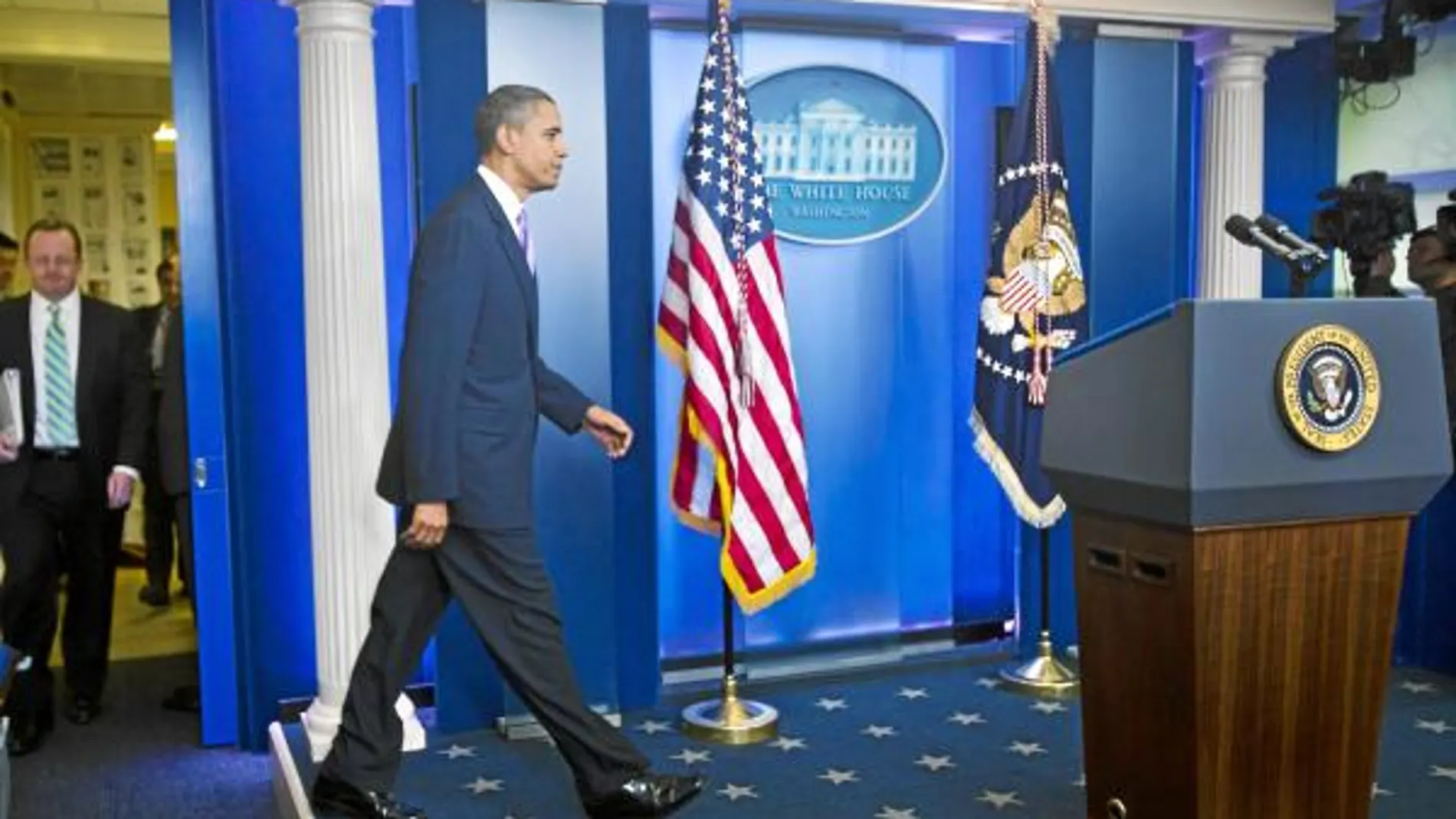 Obama llega a la sala de prensa de la Casa Blanca