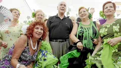 El consejero de Turismo, Luciano Alonso, rodeado de mujeres durante su visita a la Feria de Málaga