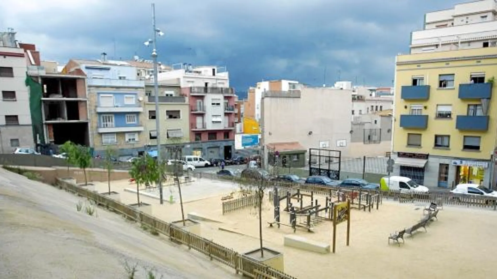 La plaza del socavón, pendiente de arreglos, hoy es un parque infantil
