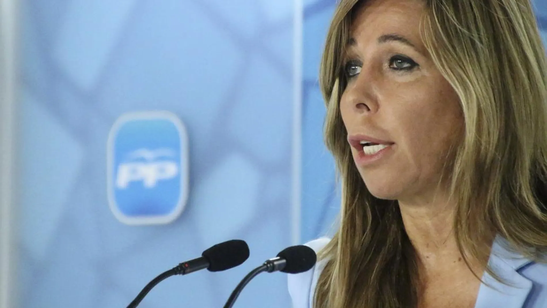 La presidenta del Partido Popular catalán, Alicia Sánchez-Camacho, durante la rueda de prensa en la que ha pedido hoy a Ciudadanos que mantenga una actitud "clara"