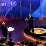 El primer ministro británico, David Cameron, participa en un programa de la BBC