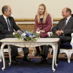 El presidente de la Generalitat, Francisco Camps y el de Rumanía, Traian Basescu departen con la ayuda de una intérprete