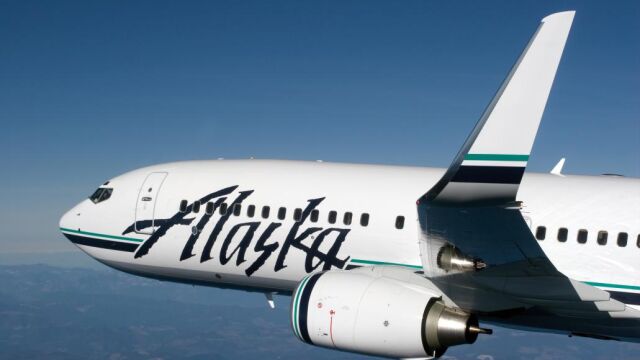 Un avión vuela 14 minutos con un trabajador atrapado en su parte inferior