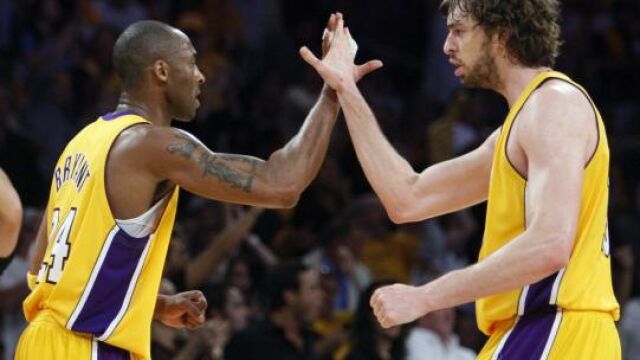 Kobe Bryant y Pau Gasol, chocando durante un encuentro de la NBA