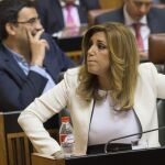 La presidenta de la Junta de Andalucía en funciones, Susana Díaz, se dispone a dar la réplica a Juanma Moreno (PP) en el Pleno del Parlamento andaluz en Sevilla