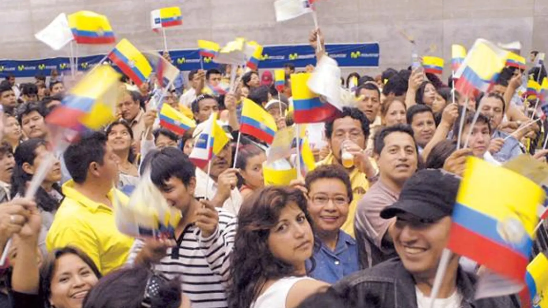 Ecuatorianos concentrados en Madrid por las últimas elecciones generales de su país