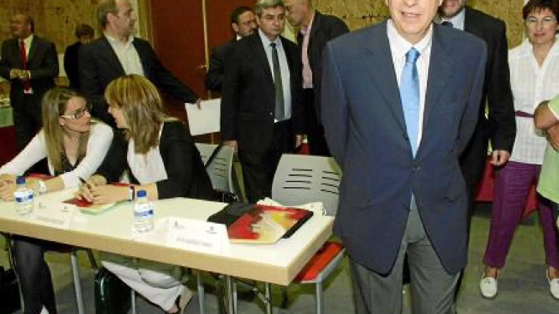 Mateos duda de la eficacia de las becas de mantenimiento creadas por el Gobierno
