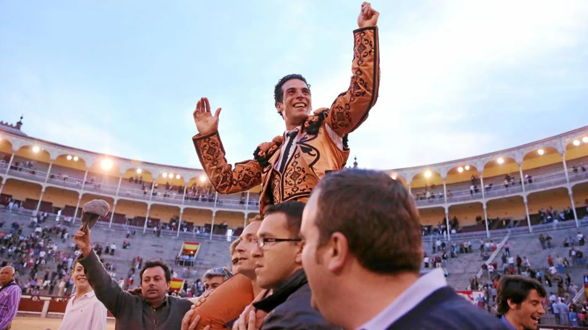 Morenito de Aranda salió a hombros ayer en Las Ventas después de cortar dos orejas del quinto en una tarde inolvidable