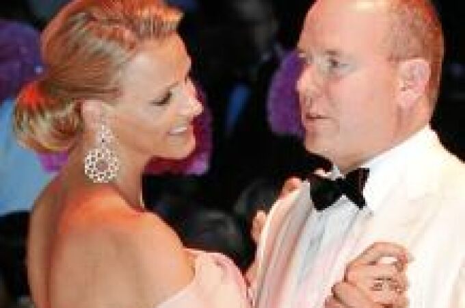 Los novios de Mónaco presiden la gala de la Cruz Roja de viajar a Mallorca