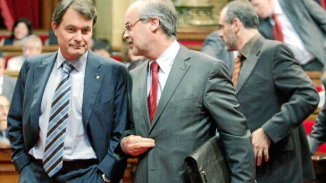 El Govern defiende emitir bonos y advierte que CiU los utilizó en los 80